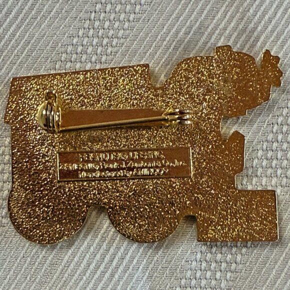 Vintage Peanuts Snoopy Collectible Enamel pin / Snoopy Zamboni Hockey Ice Rink - Picture 2 of 2